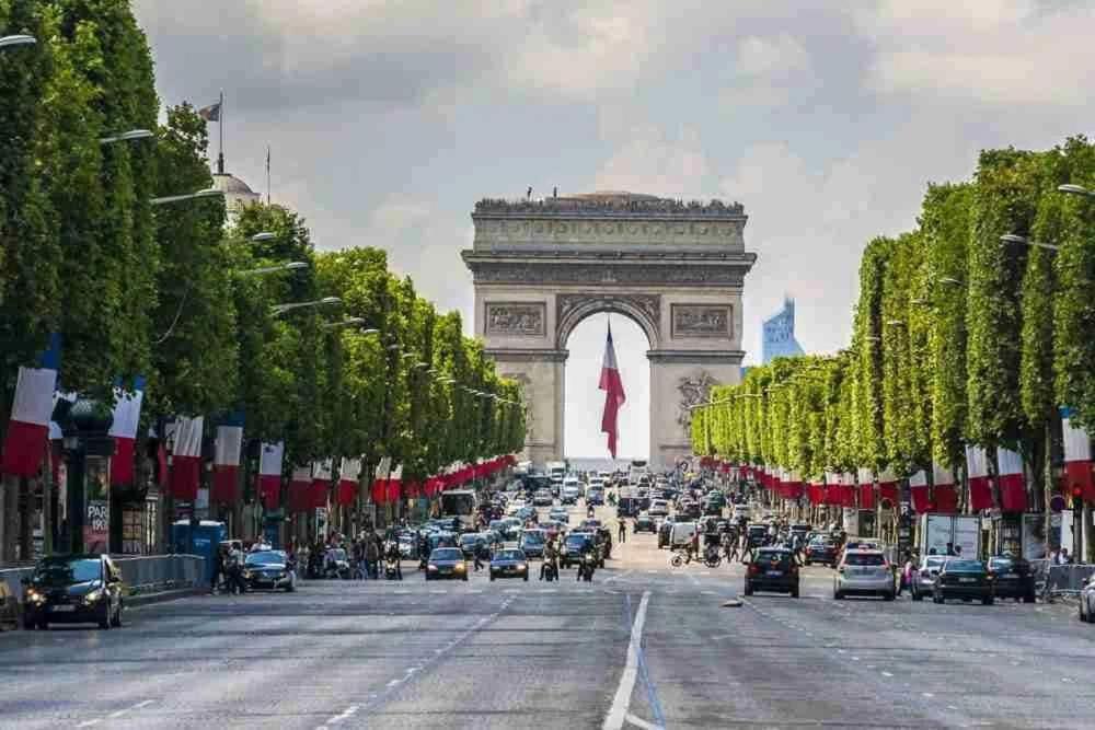 3 Min Walk to Arc de - 3