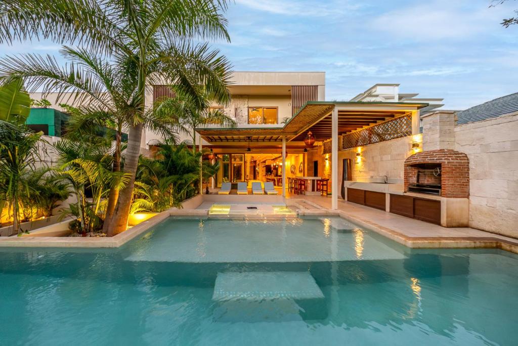 Luxury Villa with Private Pool in Playacar - 2