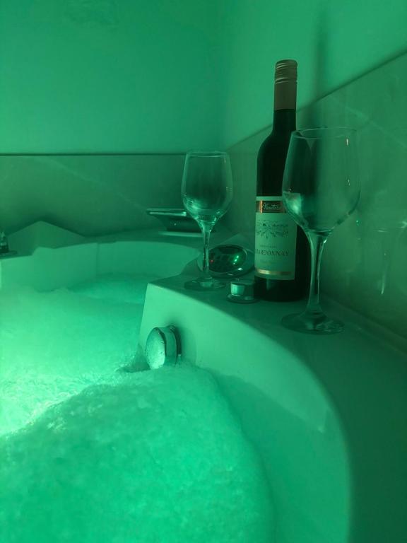 Premium Jacuzzi Apartment-Free parking garage - 1