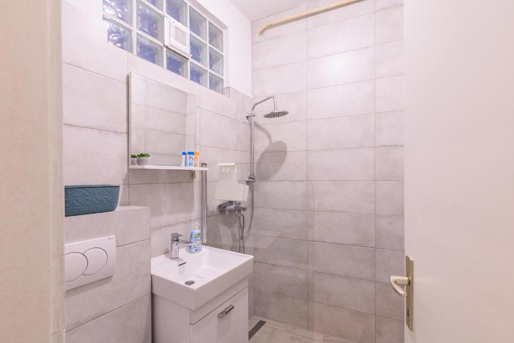 Modern Apt in center of Sarajevo with Free Parking - 3