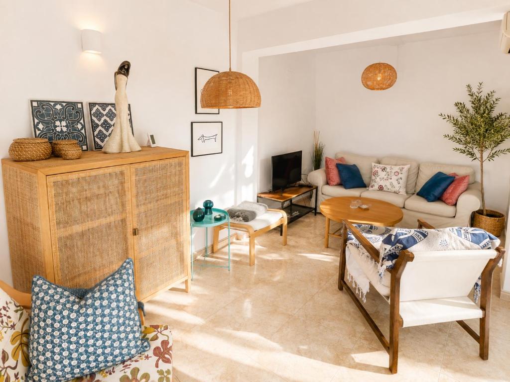 Marbella Beach House with Private Garden in Peaceful Area Close to Everything - Magnolia Properties - 5