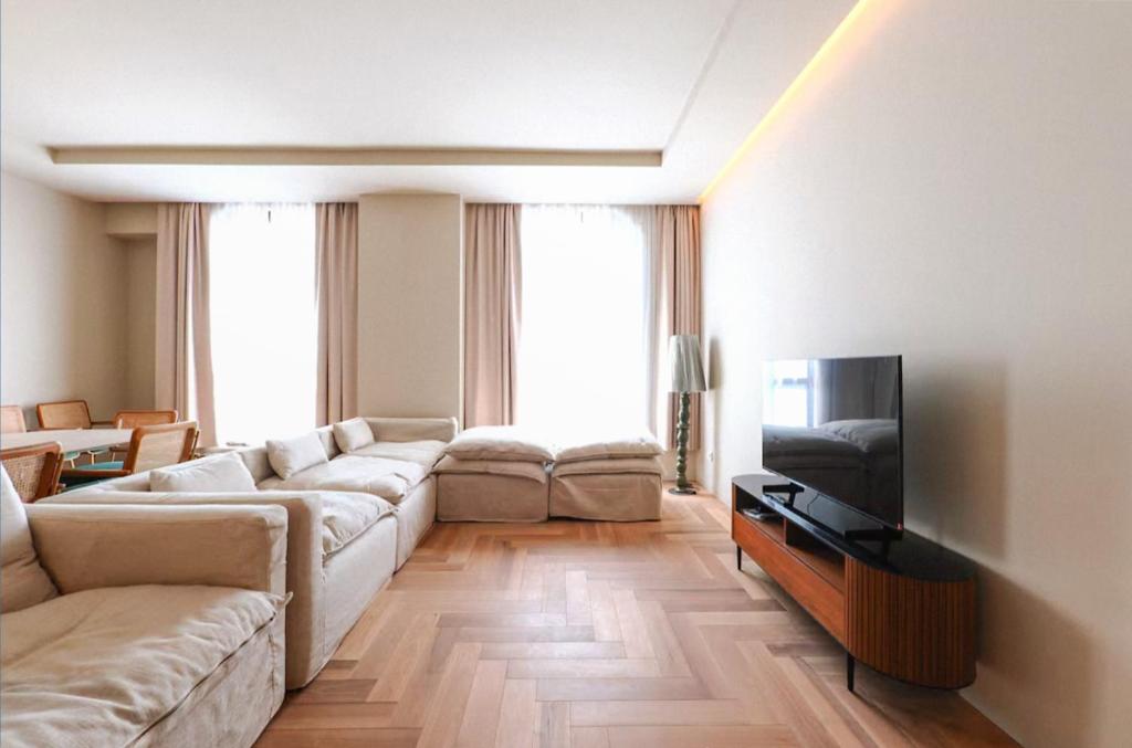 Elegant Paris Retreat near Eiffel Tower - 5