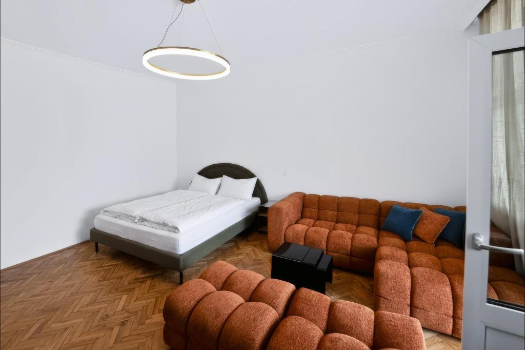 Spacious Vintage Loft with Modern Design - 3