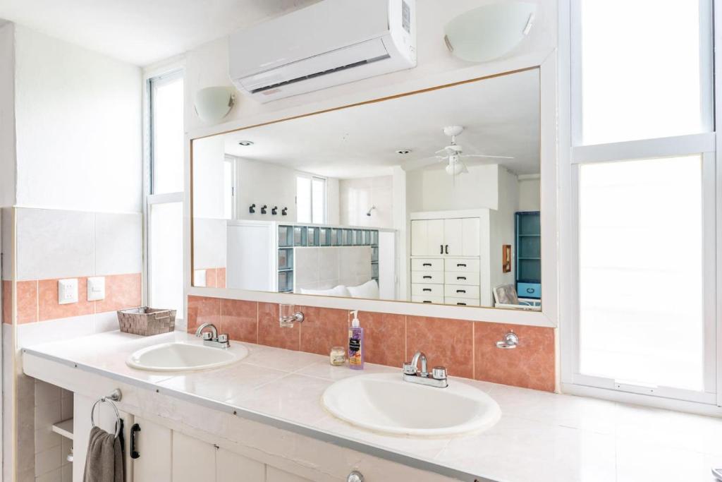 Fun and relax suite beside a park, 10 min to beaches - 5