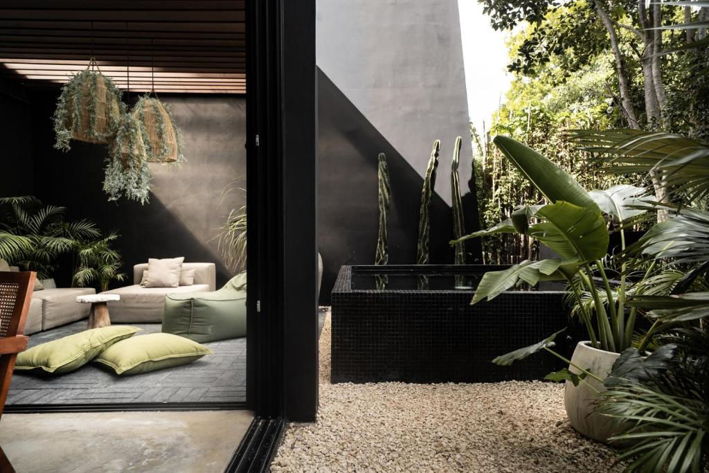 The Four Luxury Villas, 8 Pools, 15 BRs, 38 Pax - 3