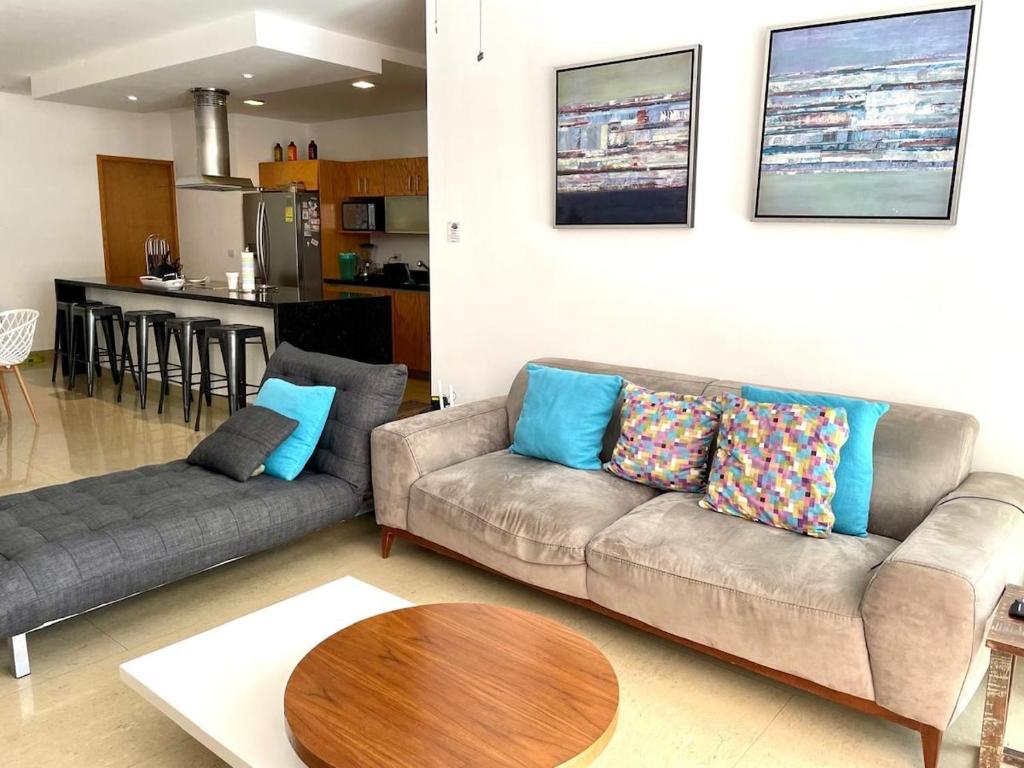 Modern Apartment Pool, Balcony & Views - 2
