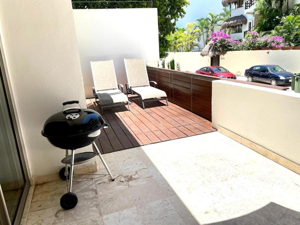 Modern Apartment Pool, Balcony & Views - 5