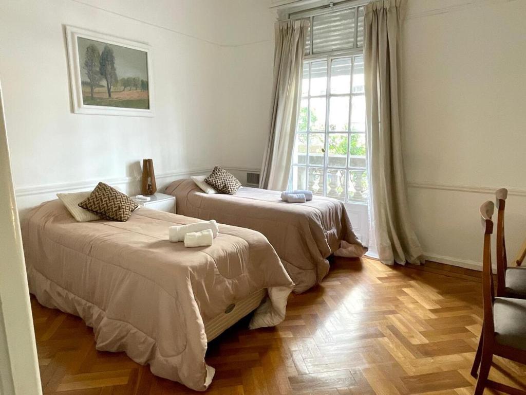 With a balcony overlooking the Obelisco, between Jacarandas and Tango - 1