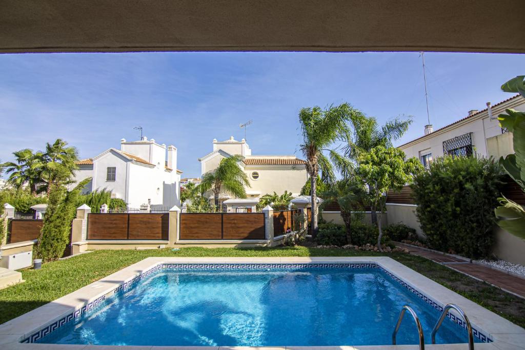 Villa en Playamar - Piscina, Barbacoa y Parking - 2