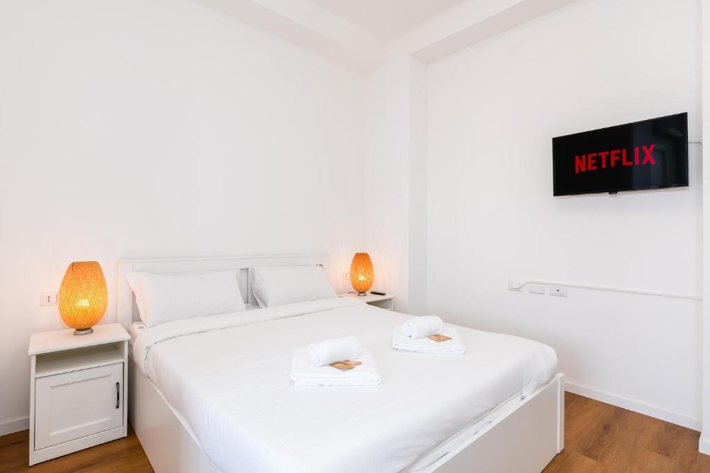Modern Apartment with Balcony in Milan for 4 - 2