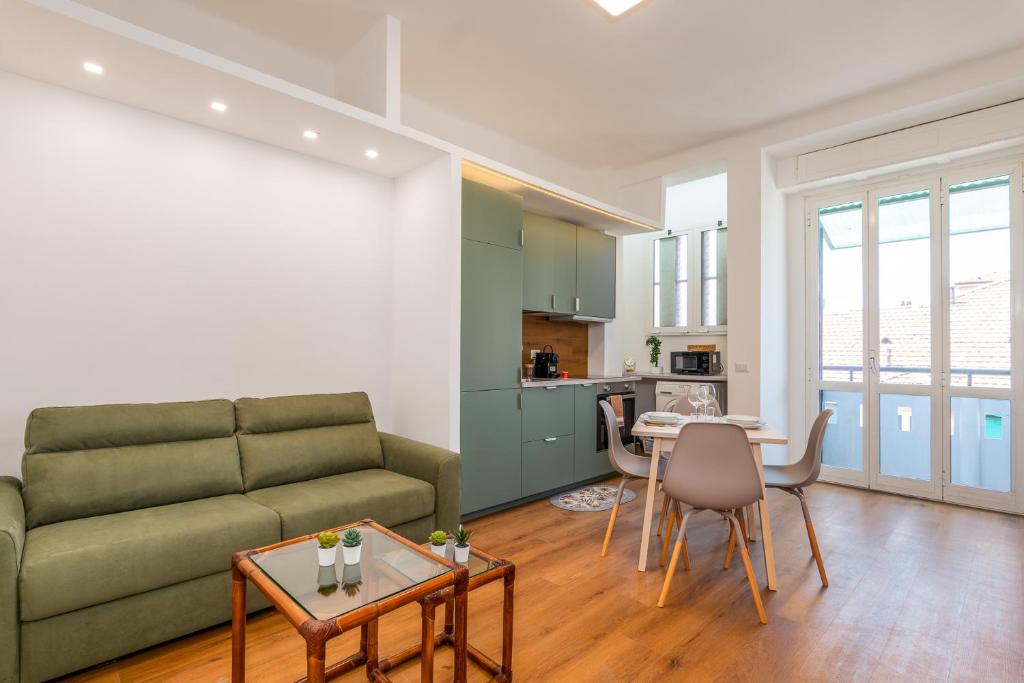Modern Apartment with Balcony in Milan for 4 - 1