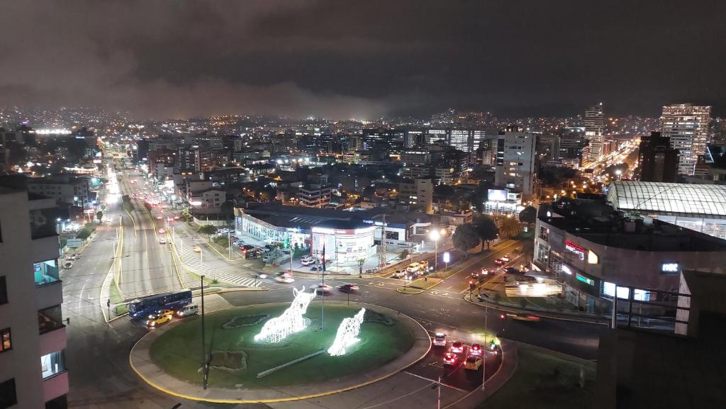 Excelente apartamento, 2 hab. con vista única UIO - 3