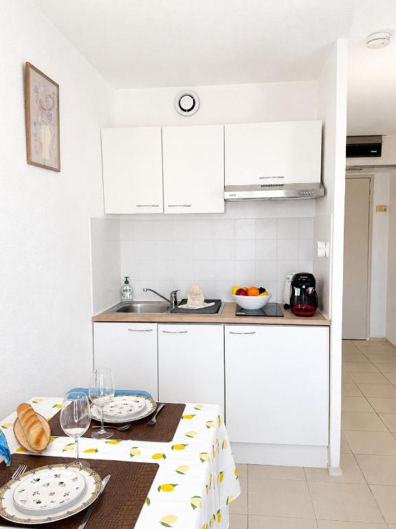 Le Thiers Azur AP4520 by Riviera Holiday Homes - 2