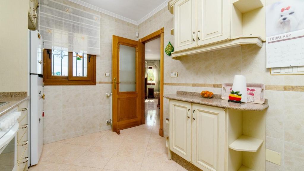 Stylish Villa near beach & pool access - 4