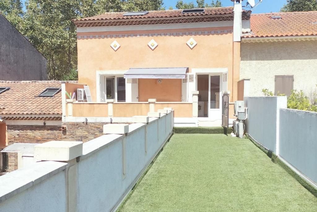 Appartement rénové lumineux avec grande terrasse - 4