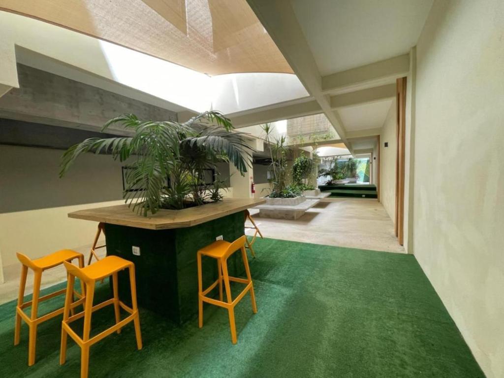 Bright & Spacious 1BR Apartment in the City Center - 3