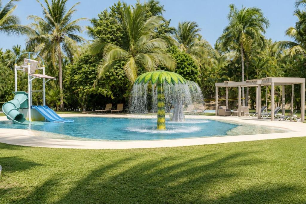 Family Luxury & Beach Club in La Isla, Acapulco - 4