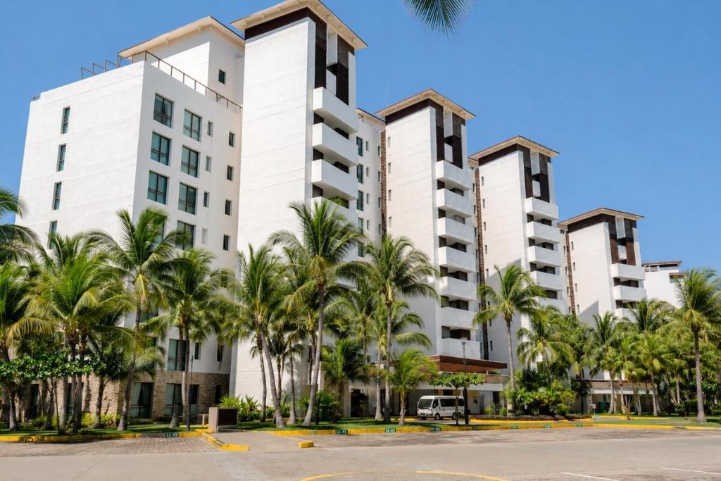 Family Luxury & Beach Club in La Isla, Acapulco - 3