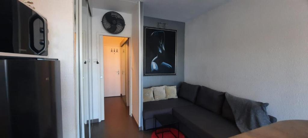 Air-conditioned Crystal Studio with attached garage - 5