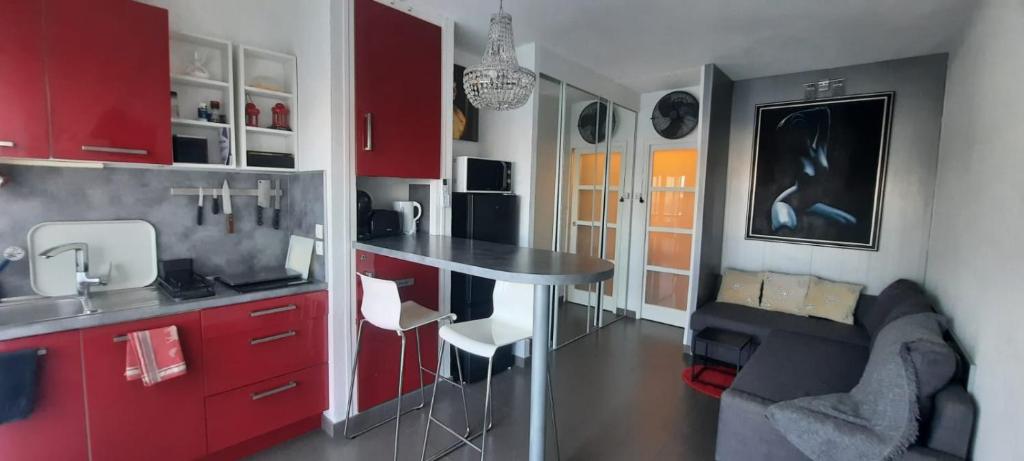 Air-conditioned Crystal Studio with attached garage - 1