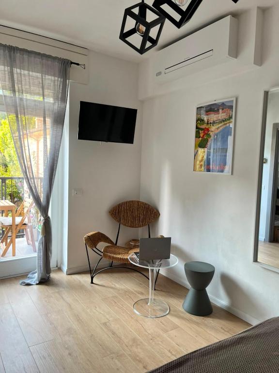 Residence Villa Alba - B&B Suite Disposition 555 Al Vittoriale - 3