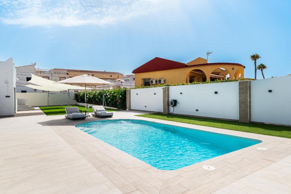 Villa with swimming pool, football field and outdoor kitchen - 2