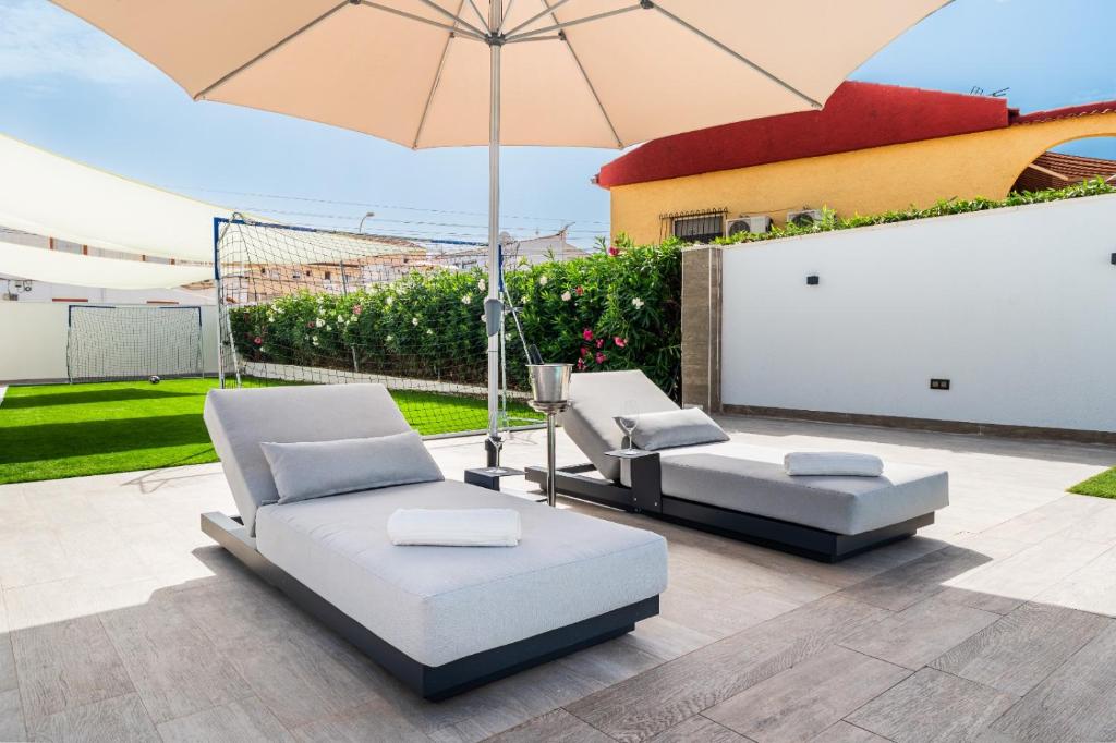 Villa with swimming pool, football field and outdoor kitchen - 3