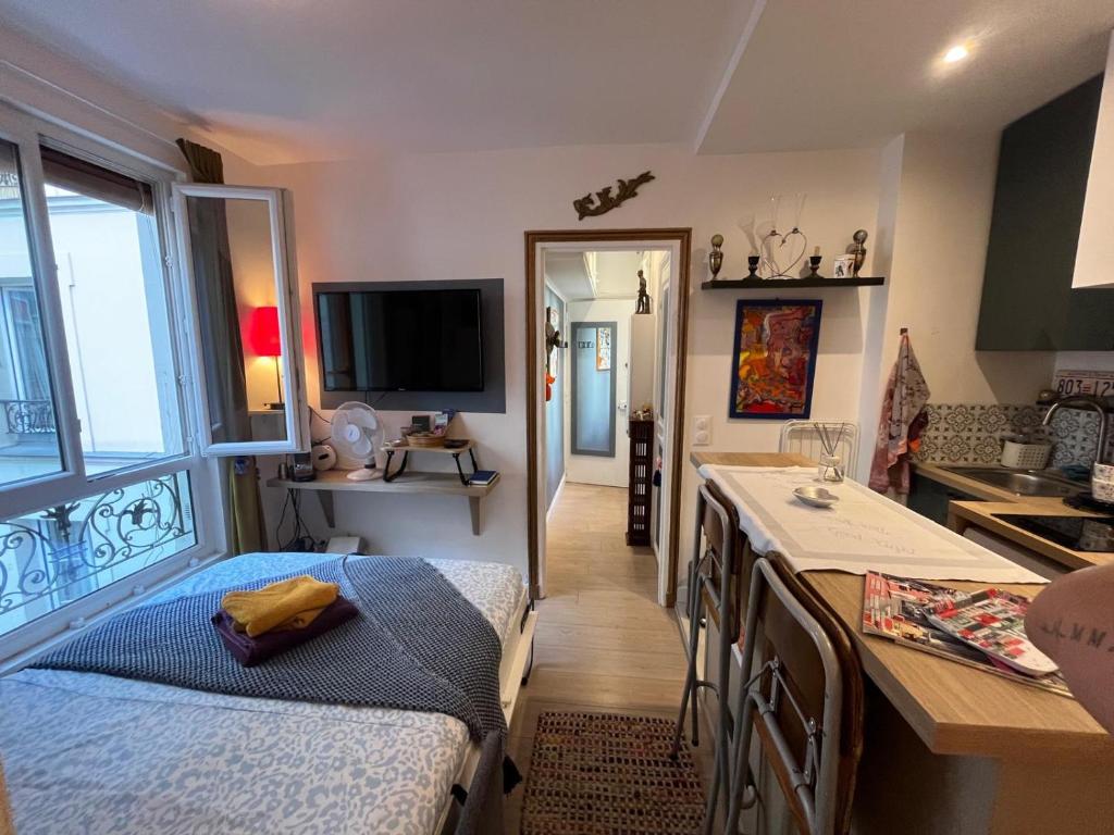 COSY and CHARMING in HISTORIC MONTMARTRE - 4