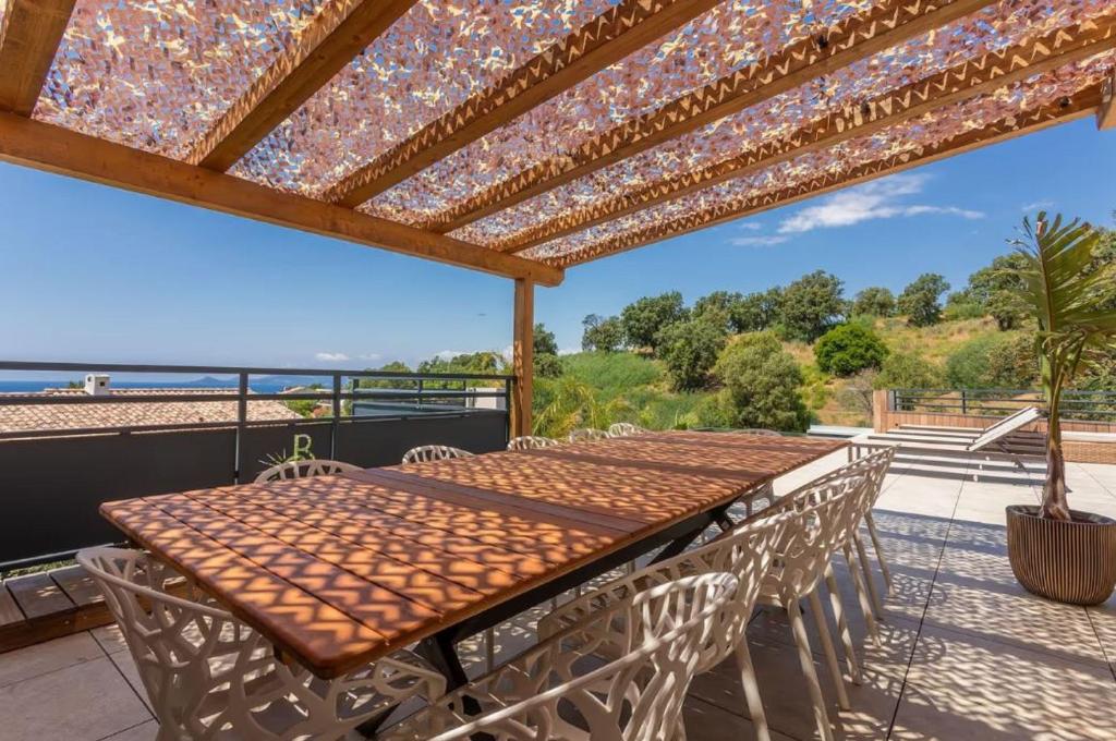 Exclusive Stunning Views Pool - 1