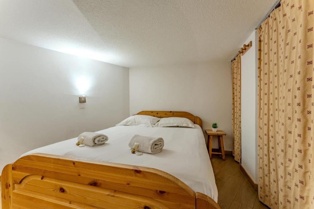 Mountain Hideaway with Ski-In and Ski Out - 3