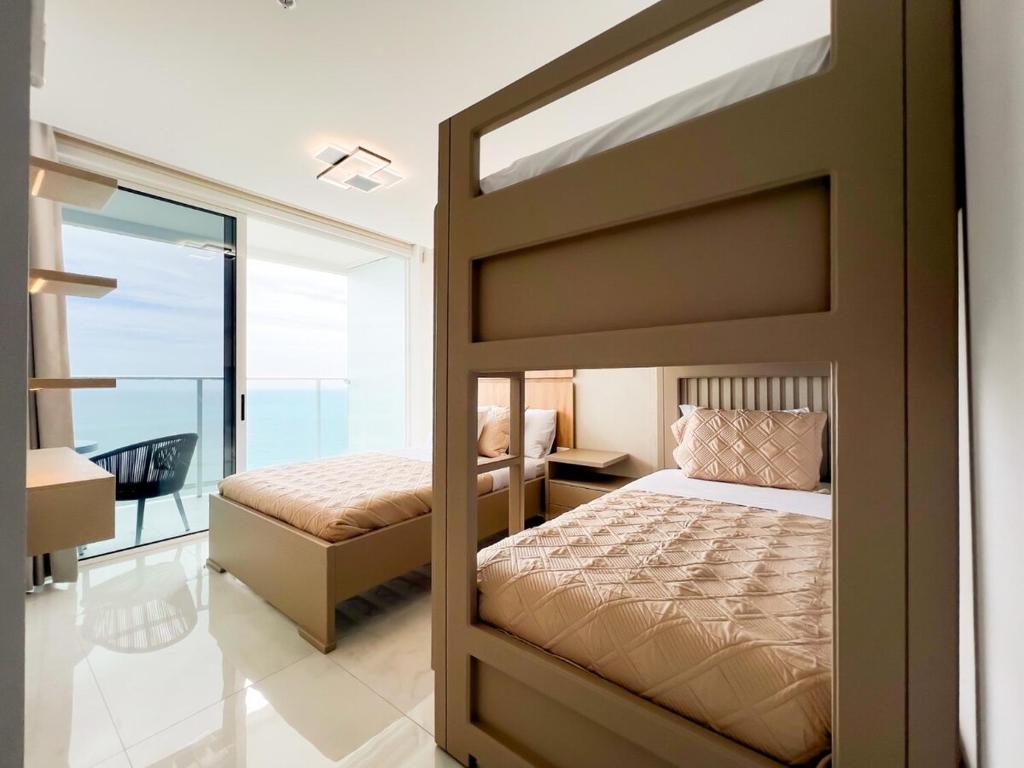 12th Floor Oceanfront Condo -Grand Bay Manta - 5
