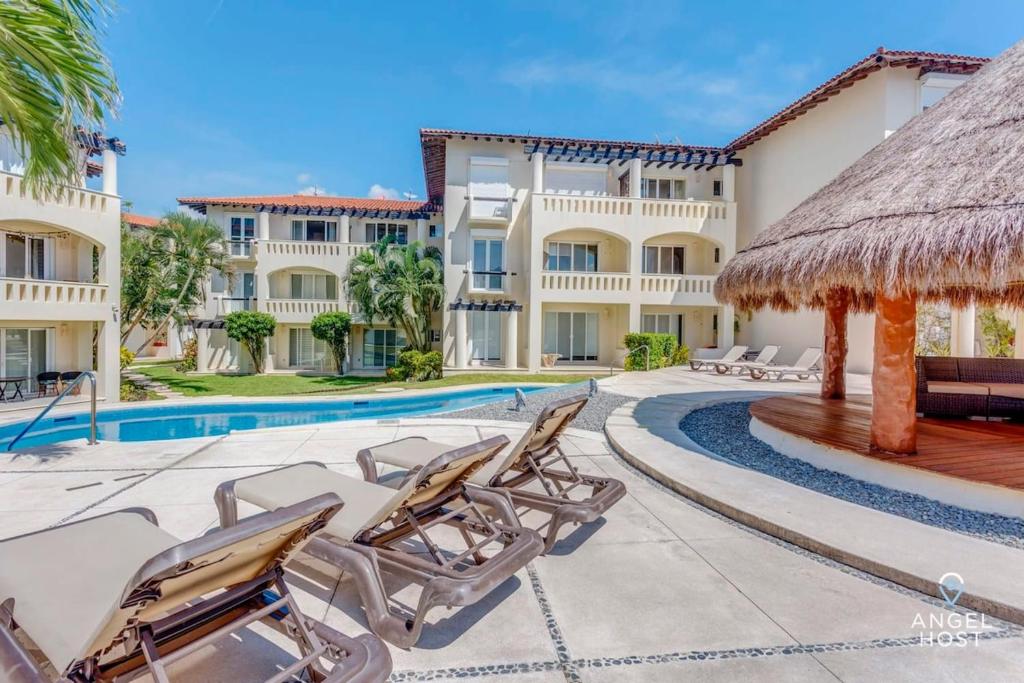 Pool, Gazebo, Parking, 2 Blocks to Beach & 5th Ave - 1
