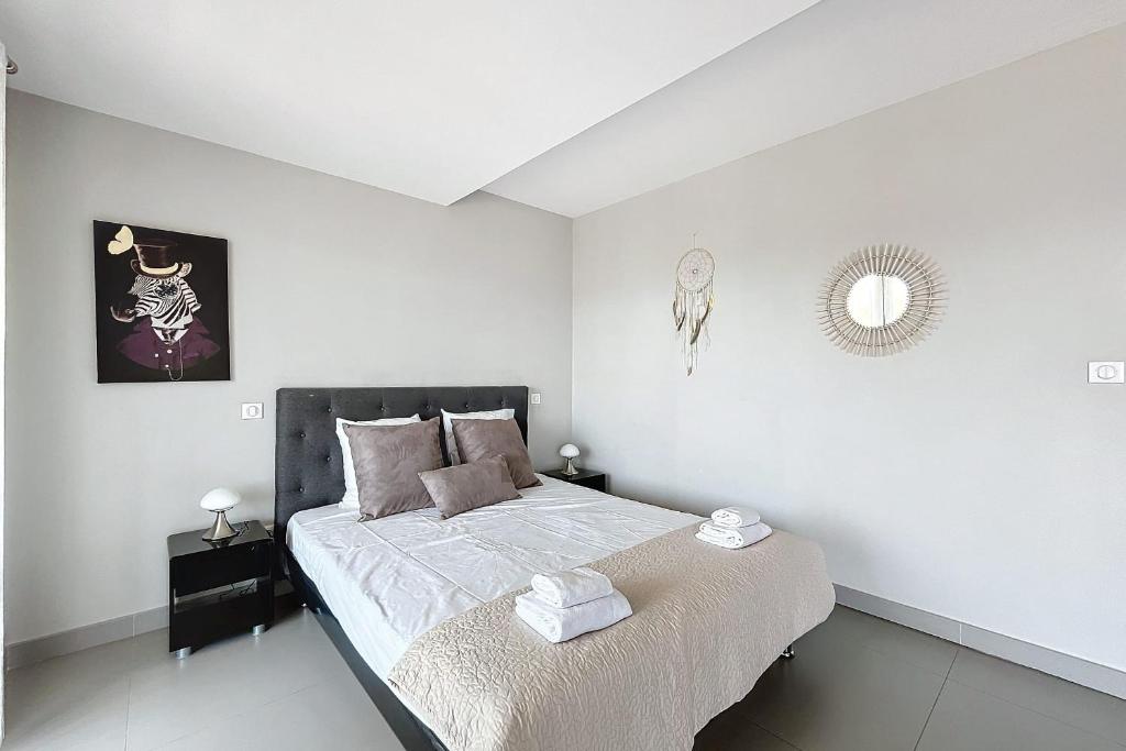 Elegant Design Apt With Balcony And Pool - 3
