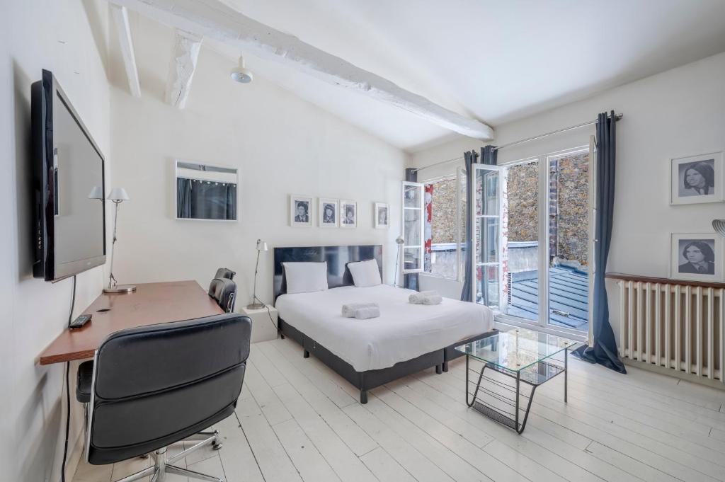 Spacious 4 Bedroom Parisian Retreat Near Gare Nord - 2
