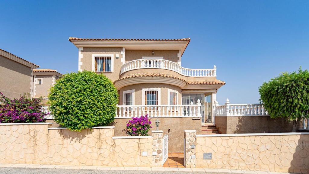 Stylish Villa near beach & pool access - 1
