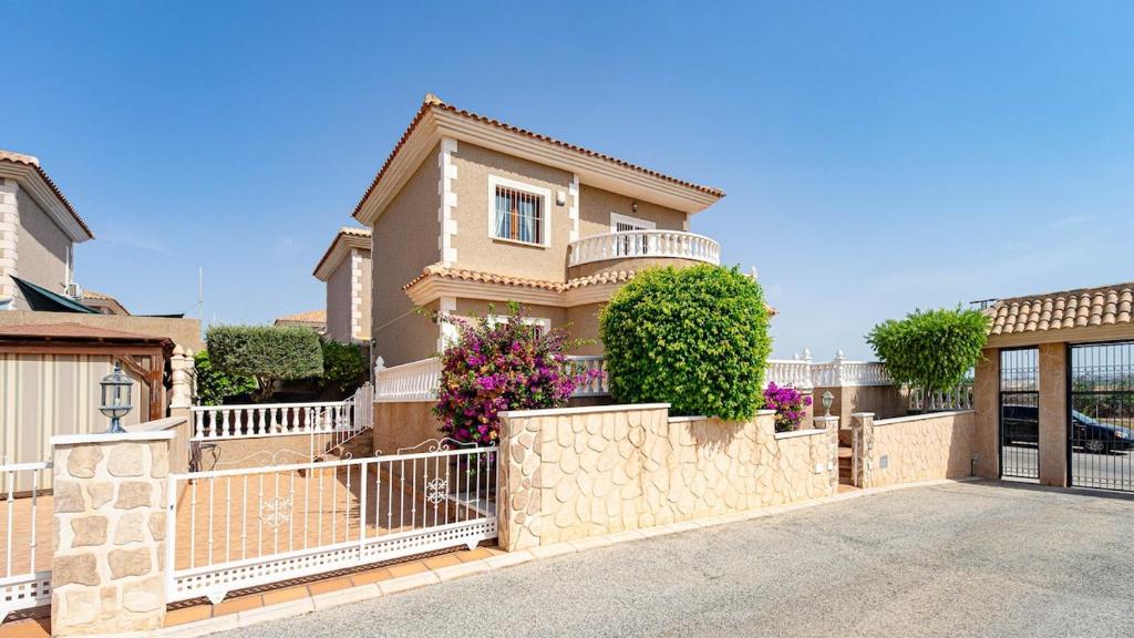 Stylish Villa near beach & pool access - 4