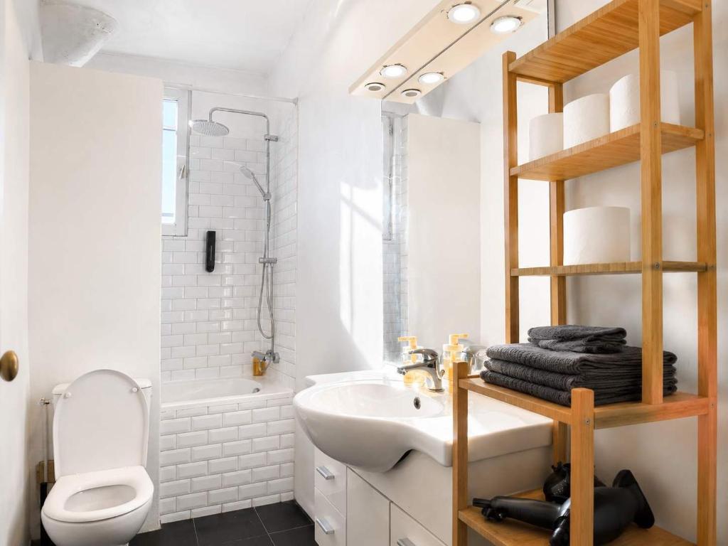 Paris 10 Spacious 2 Bedroom Apartment with Netflix - 4