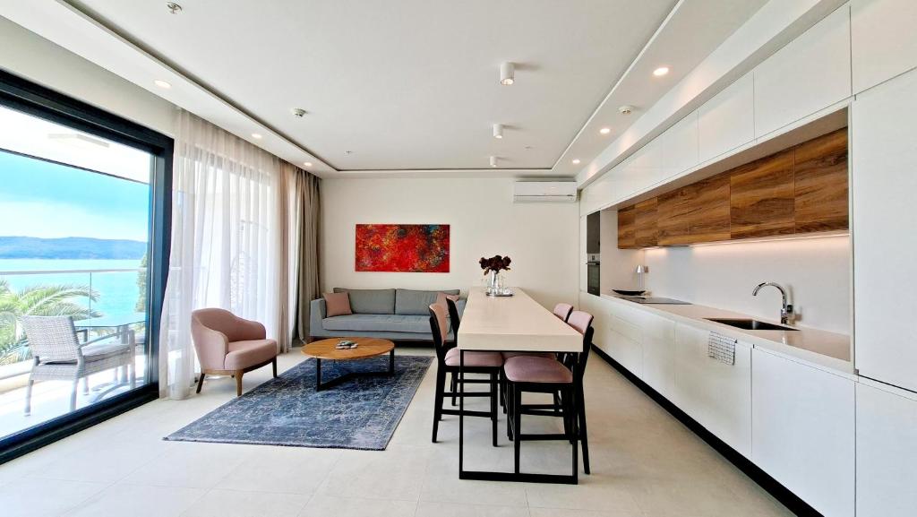 Luxury Two Bedroom Apartment Sunraf Residence - BeachFront & Pool - 2