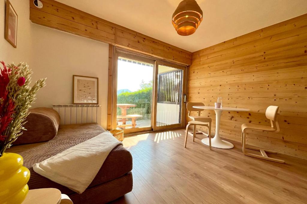 Studio vue Mont-Blanc terrasse et jardin - 2