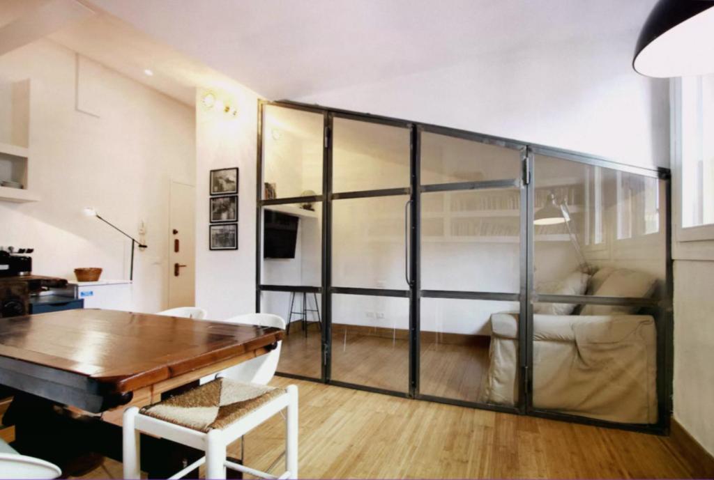 Stylish Paris Stay with Excellent Metro Access - 1