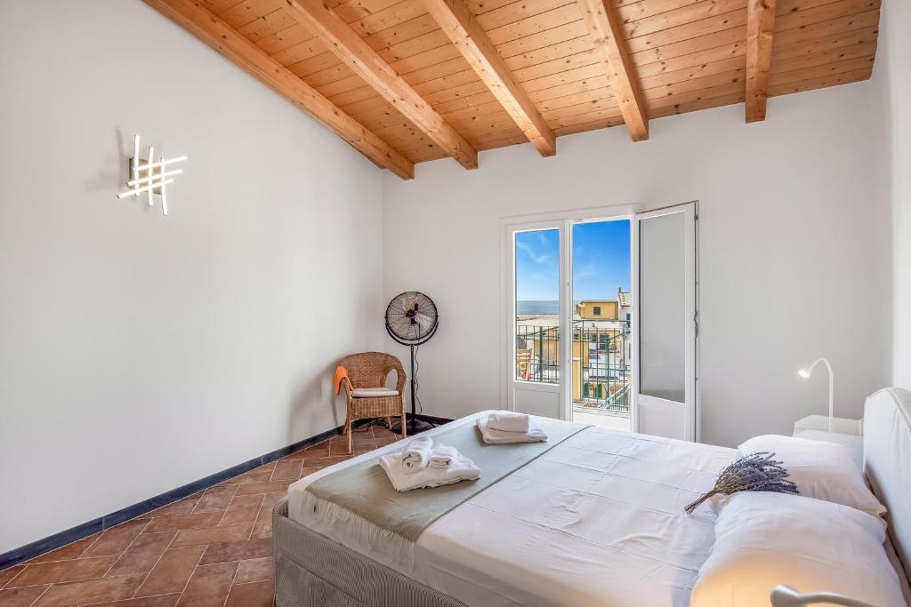 High Roof Apartment - Happy Rentals - 4