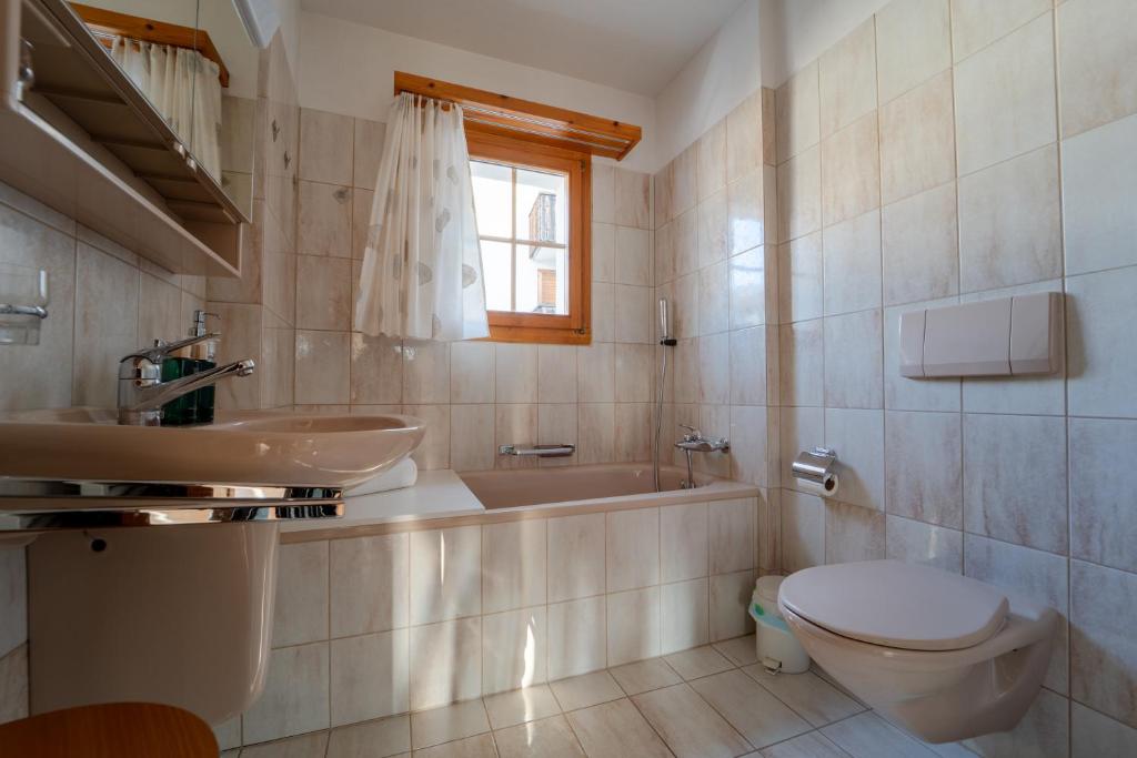 Light Alpine Apartment with View Heart of Flims - 3