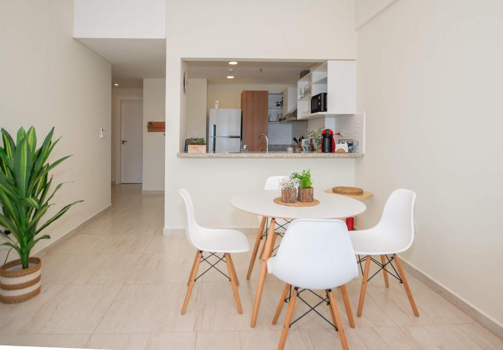 Cozy Two-Bedroom Apartment in Agora Villa Morra - 3