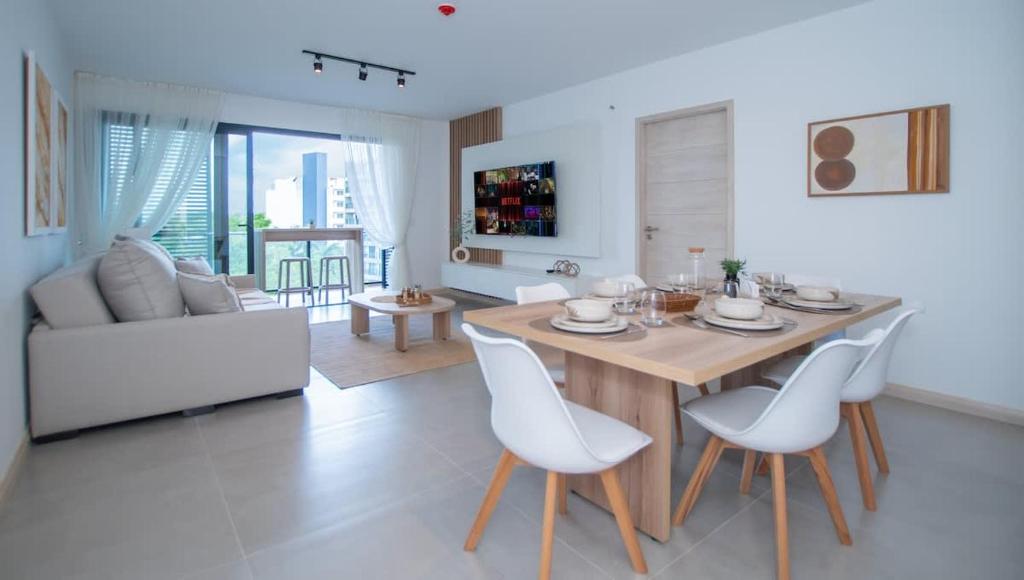 Spacious Unit with Gym Pool and Great Location - 4