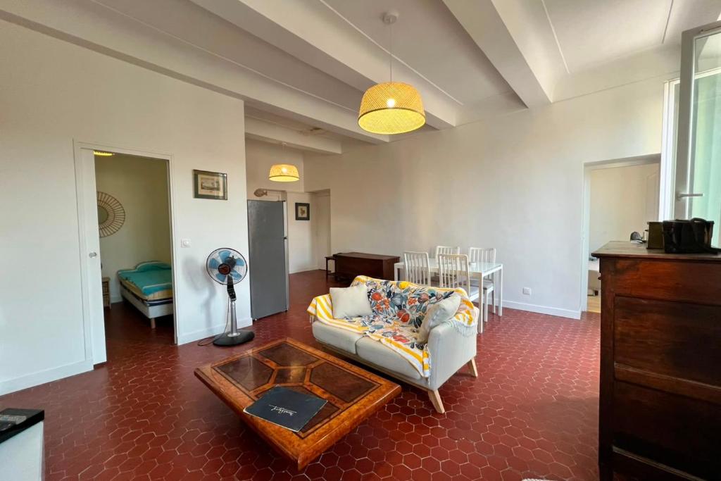 Newly renovated apart in the heart of Old Antibes - 3