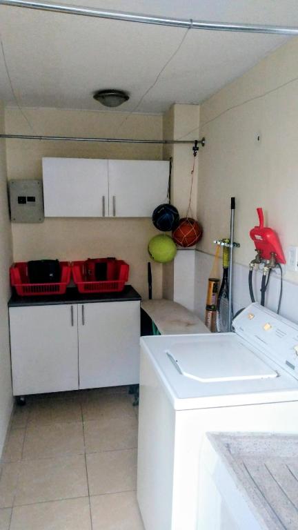 Habitación amoblada, baño privado, acceso sala-cocina-lavandería - 2