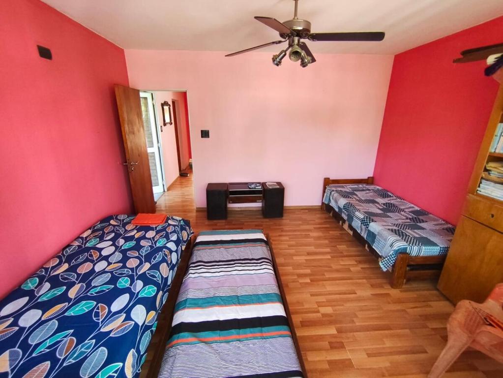 Casa de categoría con piscina, quincho y parque - 4