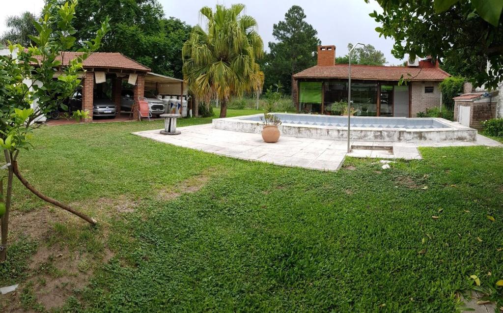Casa de categoría con piscina, quincho y parque - 1