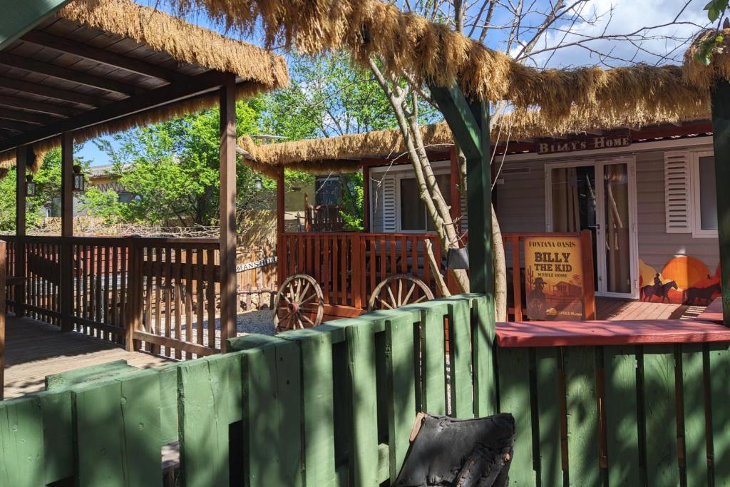 Wild West-style accommodation featuring 2 mobile homes and 2 huts - 4