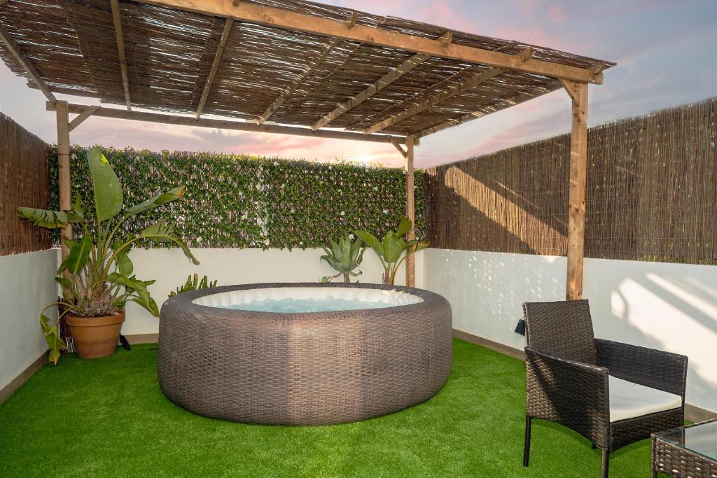 Private Terrace & Rooftop Hot Tub & Sleeps Six - 1